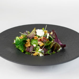 Ensalada de queso veigadarte con nueces y membrillo